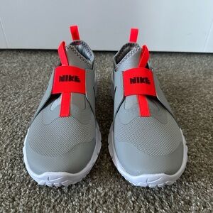 NEW Nike Dynamo Go FlyEase “Just Do It” Youth Sneakers (Size 5Y)